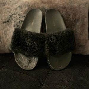 STEVE MADDEN FUZZY SLIDES. Size 8.